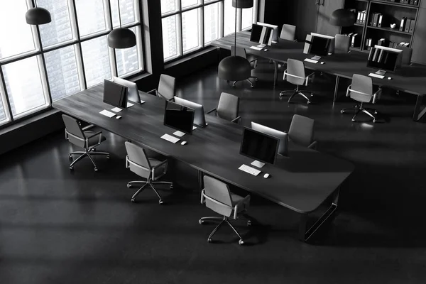 共有テーブルのPcモニターと行の椅子 灰色のコンクリート床での作業室のトップビュー 超高層ビルの最小限のワークスペースとパノラマウィンドウ 3Dレンダリング — ストック写真