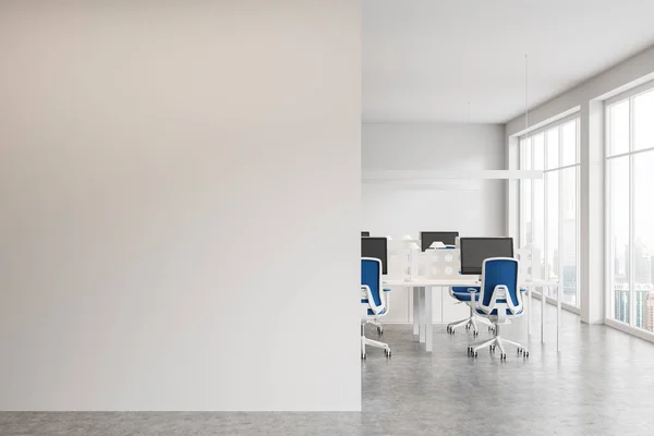 Białe Wnętrze Biznesowe Biurkiem Rzędzie Fotele Szarej Betonowej Podłodze Przytulne — Zdjęcie stockowe