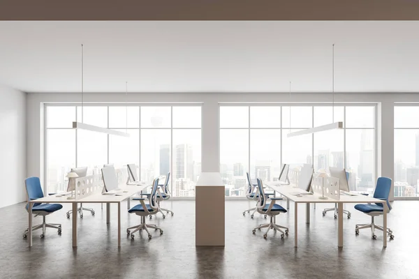 Interior Coworking Branco Com Poltronas Computador Mesa Fileira Piso Concreto — Fotografia de Stock