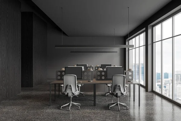 グレーとダークウッドの壁 コンクリートの床 グレーの椅子とコンピュータテーブルの行と都市の大きな窓と現代的なオープンスペースのオフィスのインテリア 3Dレンダリング — ストック写真