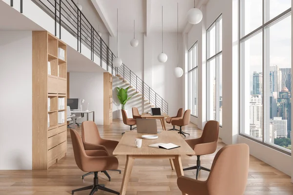 白い壁 木製の床 茶色の椅子やラップトップと長いテーブルと現代の同僚のオフィスのインテリアと白いコンピュータテーブルと作業ゾーン 3Dレンダリング — ストック写真