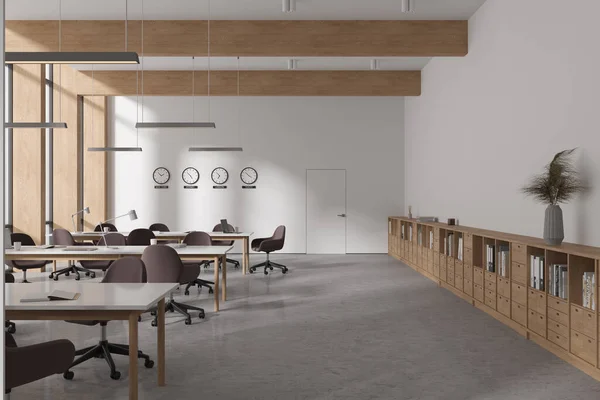 Interiér Moderní Kooperativní Kanceláře Bílými Dřevěnými Stěnami Betonovou Podlahou Řadou — Stock fotografie