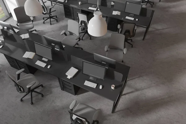 테이블에 컴퓨터와 내부를 작업하는 동료의 콘크리트 바닥에 도구와 기술로 작업을 — 스톡 사진