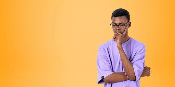 Africano Pensativo Estudiante Hombre Gafas Camisa Púrpura Reflexivo Mirando Hacia — Foto de Stock