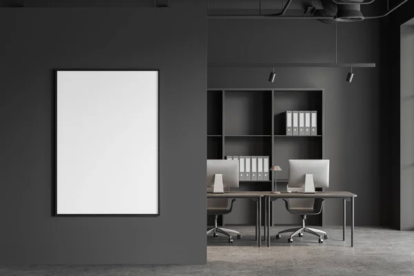Donkere Werkplek Interieur Met Bureaustoelen Plank Met Mappen Bureau Met — Stockfoto