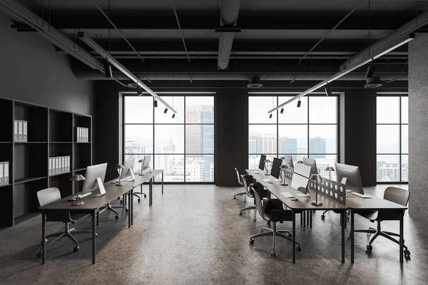 行の机の上に椅子やPcコンピュータと暗いコワーキング インテリア ビジネス フォルダと棚 クアラルンプールの高層ビルのパノラマの窓のあるオープンスペースの職場 3Dレンダリング — ストック写真
