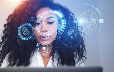 Siyah iş kadını bilgisayar portresi, dijital biyometrik tarama hologram hud, yüz tanıma ve parmak izi üzerinde çalışıyor. Veri güvenliği ve korunma kavramı