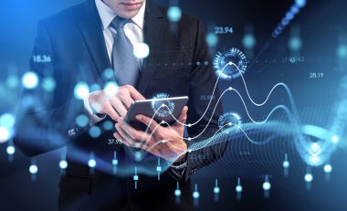 İş kadını tablet kullanıyor, dijital diyagramları ve şamdanları olan sanal ekran. Metaverse ve büyük işletme veri analizi. Yatırım kavramı