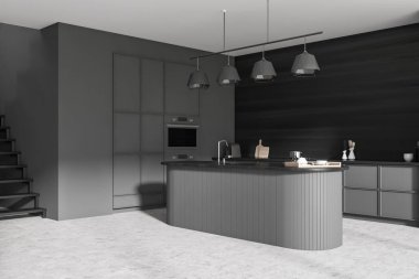 Bar adası, modern aletler, mutfak gereçleri ve fırın döşeli, yan manzaralı karanlık mutfak. Mutfakta merdivenler ve gri beton zemin var. 3B görüntüleme