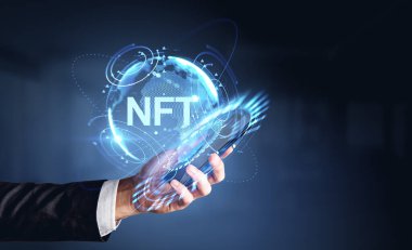 İş adamı elinde bir telefon tutuyor, parasız hologram hud parlayan toprak küresi, metaevren. Kriptoart ve metaevren kavramı