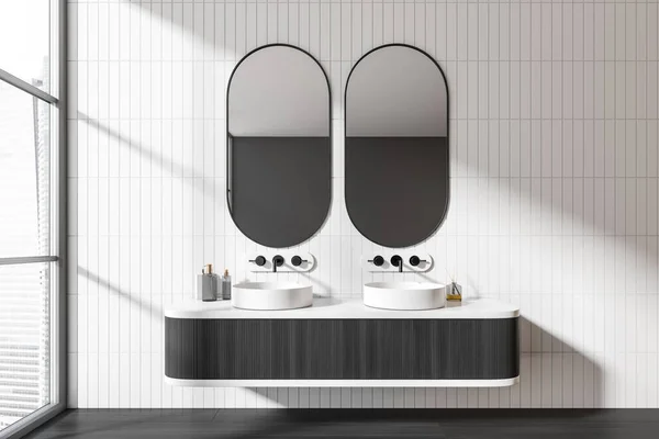 Stilvolles Badezimmer Mit Doppelwaschbecken Und Kommode Mit Accessoires Schwarzem Hartholzboden — Stockfoto