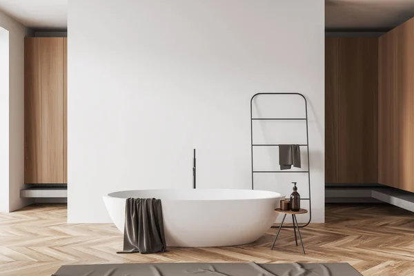 Weiße Badezimmereinrichtung Mit Badewanne Und Hocker Mit Accessoires Handtuchhalter Auf — Stockfoto