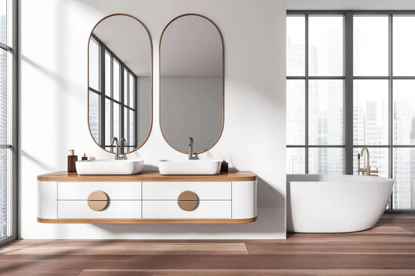 Weiße Badezimmereinrichtung Mit Badewanne Und Doppelwaschbecken Mit Spiegel Stilvoller Badebereich — Stockfoto