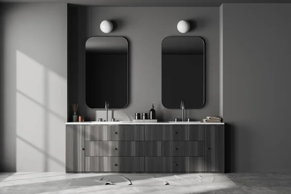 ダブルシンクと2つのミラー 灰色のコンクリートの床に足のタオルで暗いバスルームのインテリア バスアクセサリー付きブラック木製ドレッサー 3Dレンダリング — ストック写真