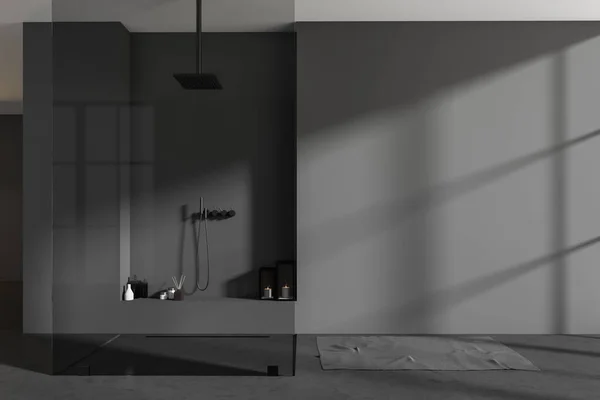 黑暗浴室内部与淋浴和玻璃隔板 洗澡配件和脚毛巾灰色混凝土地板 模拟空墙 3D渲染 — 图库照片