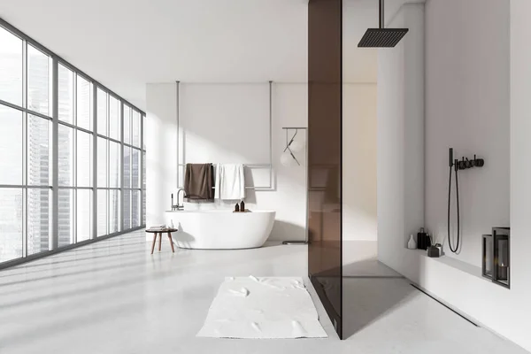 Białe Wnętrze Łazienki Wanną Prysznicem Przegrodą Szklaną Stołek Akcesoriami Ręcznikiem — Zdjęcie stockowe