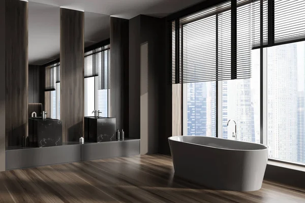 黑暗工作室内部与浴缸 侧视图 双池和睡眠区硬木地板 新加坡城市全景窗口 3D渲染 — 图库照片