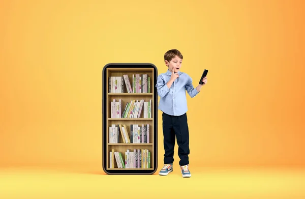 Kid Boy Zoek Naar Smartphone Met Een Pensive Look Groot — Stockfoto