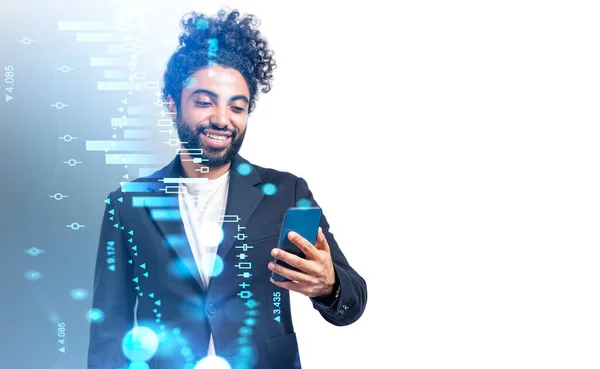 Bliskowschodni Uśmiechnięty Biznesmen Smartfonem Ręku Hologram Giełdowy Cyfrowy Hud Finansowy — Zdjęcie stockowe