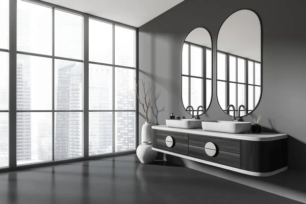 Donkere Badkamer Interieur Met Dubbele Wastafel Ovale Spiegel Zijaanzicht Vaas — Stockfoto
