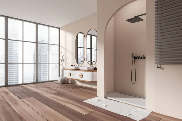 米色浴室内部与双水槽和淋浴与毛巾栏杆 侧视图 花瓶在角落的硬木地板 新加坡城市全景窗口 3D渲染 — 图库照片