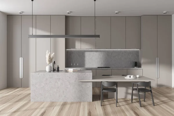 Helle Kücheneinrichtung Mit Barinsel Und Esstisch Hartholzboden Verdeckte Geräte Design — Stockfoto