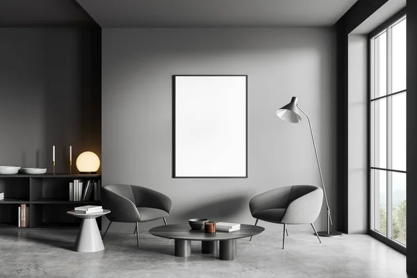 Dunkles Wohnzimmer Mit Zwei Sesseln Regal Mit Kunstdekoration Auf Grauem — Stockfoto