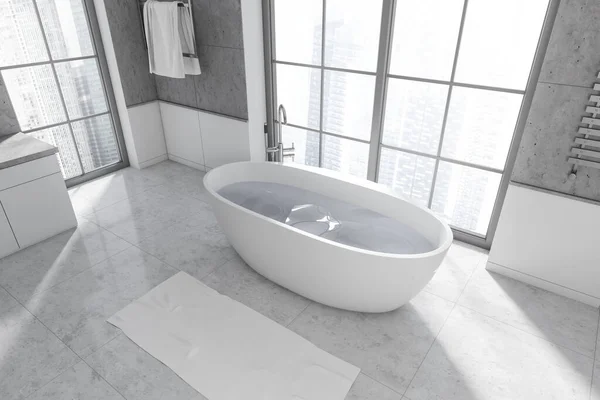 酒店浴室内部的顶部视图 浴缸在灰色瓷砖地板上 奢华的浴池 城市全景窗口 3D渲染 — 图库照片