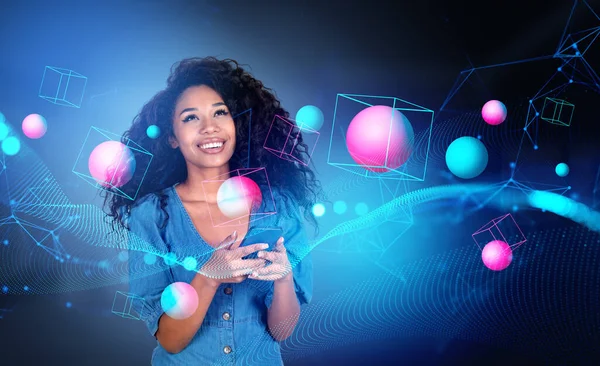 Black Happy Dreaming Woman Look Avec Smartphone Hologramme Coloré Sphères — Photo