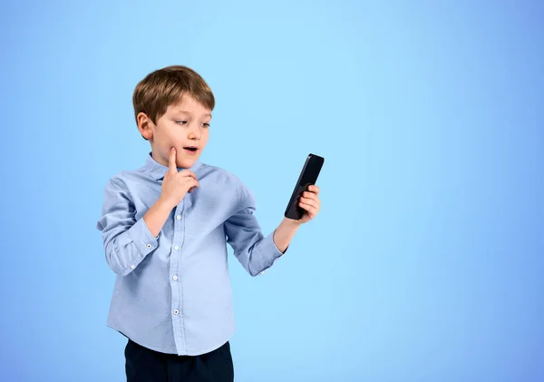 Junge Mit Handy Mit Nachdenklichem Blick Finger Wange Auf Leerem — Stockfoto
