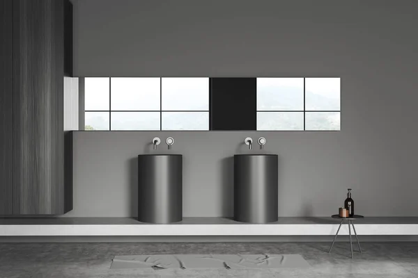 Σκούρο Εσωτερικό Μπάνιο Διπλό Νεροχύτη Και Μεγάλο Καθρέφτη Πετσέτα Ποδιών — Φωτογραφία Αρχείου