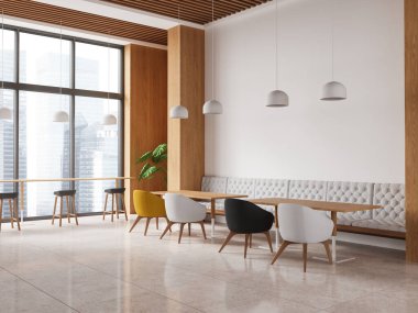 Beyaz ve ahşap duvarlı modern restoranın köşesi, fayanslı zemin, rahat beyaz kanepe ve dikdörtgen masaların yanında duran renkli sandalyeler ve pencereye yakın tabureleri olan uzun masa. 3d oluşturma