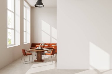 Beyaz minimalist kafenin içinde sandalyeler yuvarlak masa, turuncu kanepe bej beton zemin. Tropik bölgelerde panoramik pencereli rahat bir yemek alanı. Boş duvar bölmesini düzenle. 3B görüntüleme
