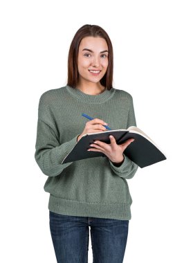 İş kadını öğrenci notlar alıyor, kameraya bakıp gülümsüyor. Beyaz arka planda izole edilmiş. İş eğitimi, kurslar ve kariyer kavramı