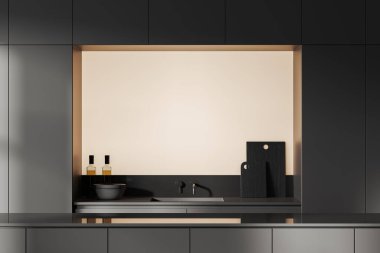 Uzun tezgahlı, karanlık bir ev mutfağı. Güvertede minimalist mutfak gereçleri ile lavabo. Daire için modern ve şık tasarımı olan rahat bir yemek alanı. 3B görüntüleme