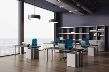 Modern panoramik açık uzay ofisinin içinde koyu mavi duvarlar, ahşap zemin, mavi sandalyeli sıralı bilgisayar masaları ve klasörlü kitaplıklar. 3d oluşturma