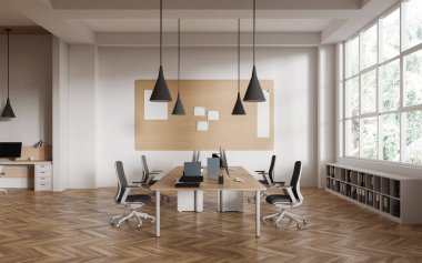 Beyaz duvarları, ahşap zemini, siyah sandalyeli büyük bilgisayar masaları, klasörlü kitap rafı ve ilan tahtası olan modern açık uzay ofisinin içi. 3d oluşturma