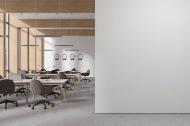Beyaz ve ahşap duvarları, beton zemini, kahverengi sandalyeli büyük beyaz masalar, ahşap kitap rafları ve saatleri olan modern çalışma odasının içi. Boş kopya uzay duvarı. 3d oluşturma