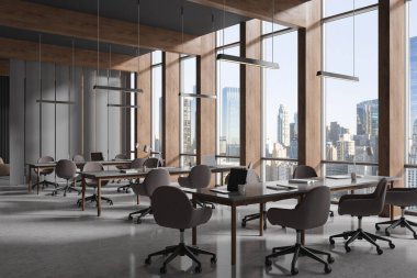 Gri ve ahşap duvarları, beton zemini, kahverengi sandalyeli büyük gri masalar ve şehir manzaralı pencereleri olan şık bir ofis köşesi. 3d oluşturma