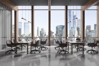 Sandalyeler ve sıra dizilmiş masa, lambalı dizüstü bilgisayarla birlikte açık alan iç mekanı. Modern mobilyaları olan minimalist çalışma alanı. New York gökdelenlerinin panoramik penceresi. 3B görüntüleme