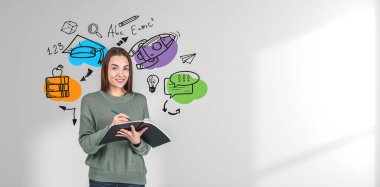 Genç bir kadın not defterine not alıyor, eğitim ikonları boş beyaz gölgede uçan roket ve kitaplarla çizim yapıyor. Öğrenme süreci, bilgi ve öğrenim kavramı