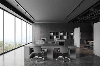 Gri duvarları olan şık bir çalışma odasında rahat bir iş yeri, gri sandalyeli ve koyu ahşap kitaplıklı bir sıra bilgisayar masası. 3d oluşturma