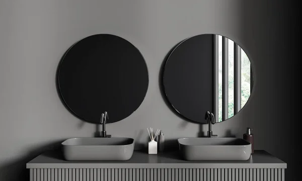 黑暗的家庭浴室内部与双水池和最低限度的配件 两个洗脸盆和热带地区的全景窗户在圆形的反射镜 3D渲染 — 图库照片