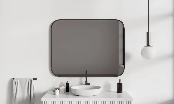 Modernes Badezimmer Mit Waschbecken Und Rechteckspiegel Minimalistischem Waschbecken Und Hotelbadeaccessoires — Stockfoto