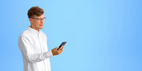 Beyaz Gömlekli Gözlüklü Genç Avrupalı Adamının Portresi Mavi Arka Planda — Stok fotoğraf