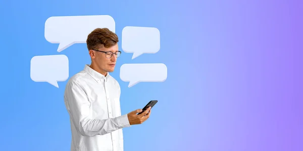 Empresário Sorridente Olhando Para Telefone Mão Mockup Bolhas Mensagem Texto — Fotografia de Stock