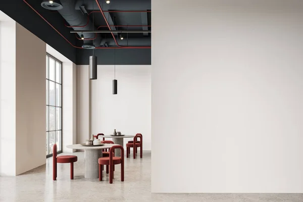 白色的极简主义咖啡馆内部有椅子和圆形桌子 浅灰混凝土地板 舒适的餐厅和休闲的空间 全景窗口在农村 把空墙装模作样3D渲染 — 图库照片