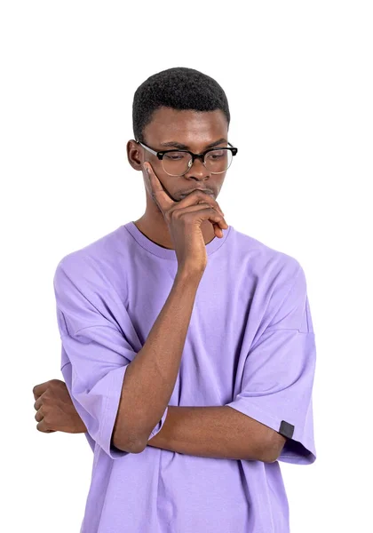 眼鏡や紫のシャツのアフリカ人男性は 思慮深い見下ろしています 白い背景の上に孤立した計画やアイデアを作る若い学生 問題とアイデアの概念 — ストック写真