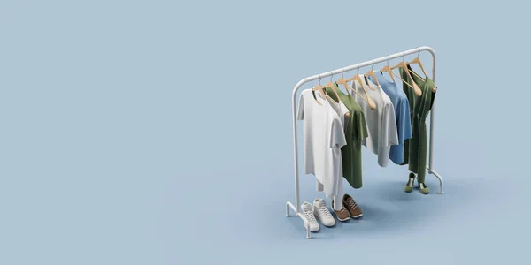 Draufsicht Auf Kleiderständer Mit Kleidern Und Shirts Die Kleiderbügeln Hängen — Stockfoto