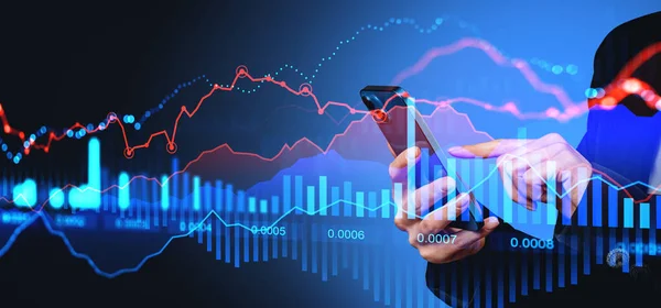 在深蓝色背景下使用智能手机的女商人的手 数字财务图表和数字的双重曝光 股票市场交易应用及软件的概念 — 图库照片